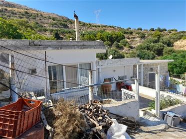 Agios Georgios- Sitia: Dorpshuis met tuin, gelegen op 15 km van de zee.