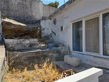 Agios Georgios- Sitia : Maison de village avec jardin, située à 15km de la mer.