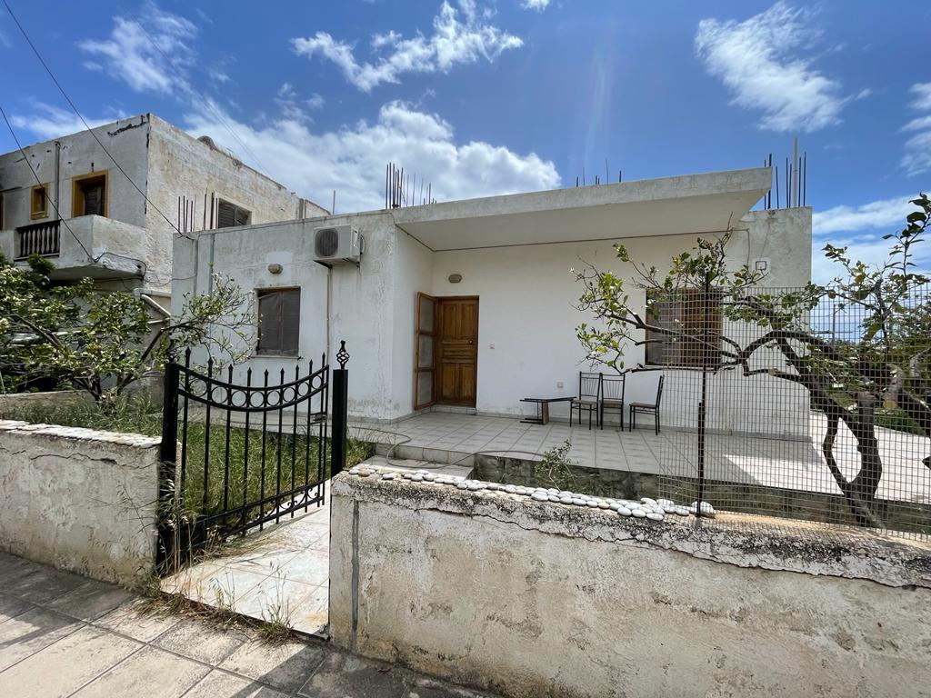 Makry Gialos  Independent house of 80m2 on a plot of 512m2.