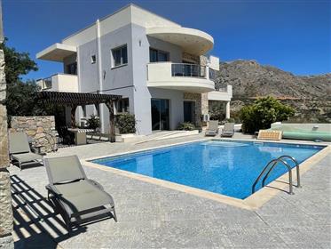Une villa privée de luxe avec piscine chauffée et vue imprenable sur la mer à Lagada, Makry Gialos, 