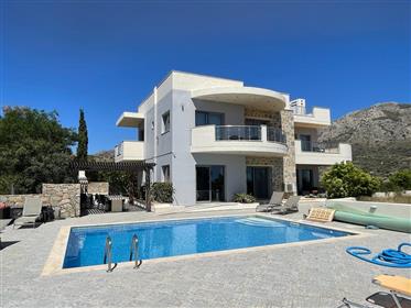 Une villa privée de luxe avec piscine chauffée et vue imprenable sur la mer à Lagada, Makry Gialos, 