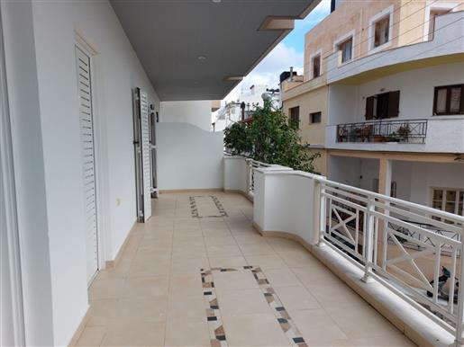 Un appartement de trois chambres à seulement 320 mètres de la mer à Sitia, à l'est de la Crète.