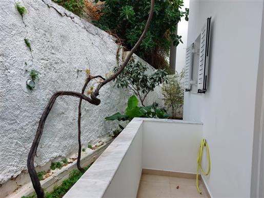 Een appartement met drie slaapkamers op slechts 320 meter van de zee in Sitia, Oost-Kreta.