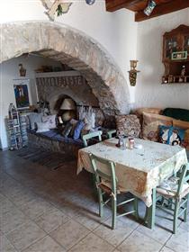 Limnes - Agiou Nikolaou: Gerenoveerd traditioneel huis met twee verdiepingen 131 m², 10 km van de s