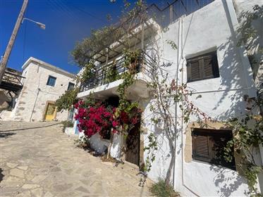 Διώροφη κατοικία με όμορφη θέα στη θάλασσα στον Άγιο Στέφανο, Μακρύ Γιαλός, Νοτιοανατολική Κρήτη.