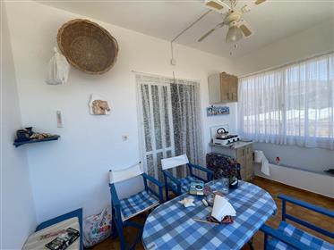 Makry Gialos: Un appartamento al primo piano con una camera da letto a Makry Gialos.