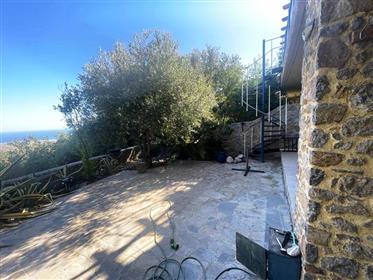 בית אבן יפהפה הנהנה מנוף להרים ולים בסטברוצ'ורי, מאקרי גיאלוס, דרום מזרח כרתים