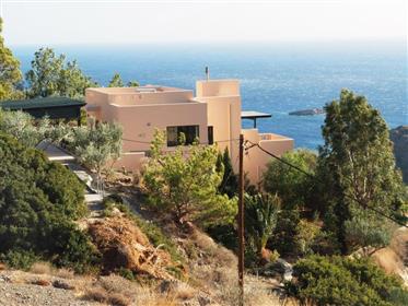 Agia Fotia - Ierapetra : Maison de deux étages avec vue sur la montagne et la mer, située à seulemen