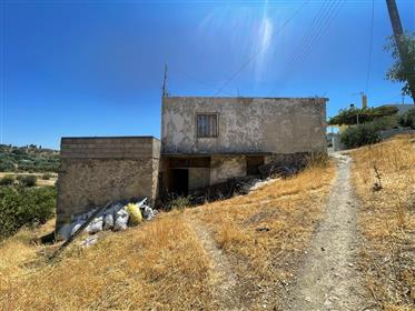 Agios Stefanos - Makrigialos Twee verdiepingen tellend huis voor renovatie gelegen op 7 km van de z