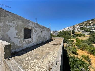 Agios Stefanos – Makrigialos Dwupiętrowy dom do remontu położony 7 km od morza i od Makr