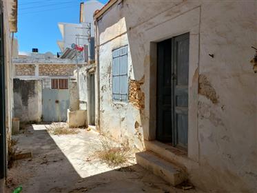 Deux maisons en pierre avec cour à seulement 270 mètres de la mer à Sitia, dans l'est de la Crète.