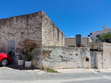 Δύο πέτρινα σπίτια με αυλή μόλις 270 μέτρα από τη θάλασσα στη Σητεία της Ανατολικής Κρήτης.