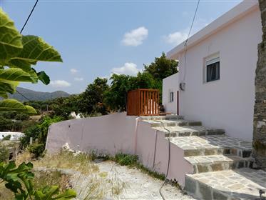 Sfaka-Sitia: Gerenoveerd stenen huis met uitzicht op zee en tuin.