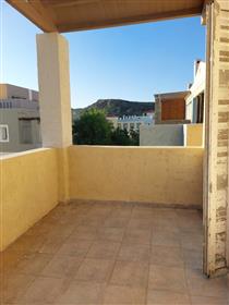 Apartament na pierwszym piętrze zaledwie 120 metrów od morza w Analoukas, Sitia, Kreta Wschodnia .