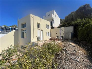 Krásny dvojpodlažný dom 500 metrov od mora v Lagada, Makry Gialos, juhovýchodná Kréta.
