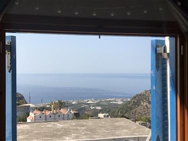 Maison à deux étages à seulement 7 km de la mer à Agios Stefanos, Makry Gialos, sud-est de la Crète.