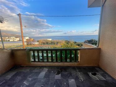 Appartement op slechts 100 meter van de zee genieten van uitzicht op zee in Makry Gialos, Zuidoost 