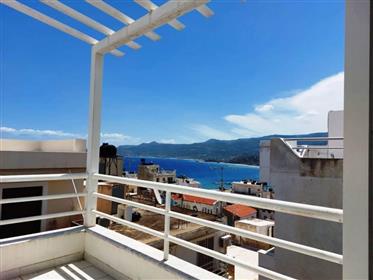 Un attraente appartamento maisonnete con vista sul mare a 400 metri dal mare.