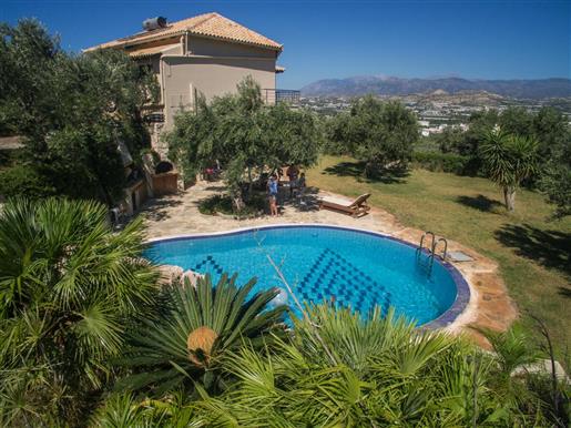 Fantastische twee verdiepingen tellende vrijstaande villa met zwembad in Vainia, Ierapetra, Zuidoos