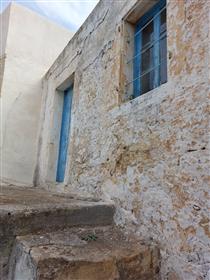Maison en pierre sur 2 étages avec cour à 10 km de la mer à Lithines, Makry Gialos, Est de la Crète.