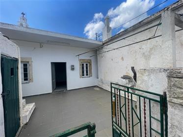 Dom pre čiastočnú rekonštrukciu s možnosťou premeny na dva byty v Lithines, Makry Gialo