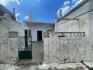 Maison à rénover en partie pouvant être transformée en deux appartements à Lithines, Makry Gialos, s