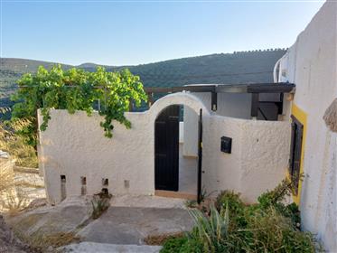 Una casa in pietra tradizionale unica a 10 km dal mare a Lithines, Makry Gialos, Creta orientale.