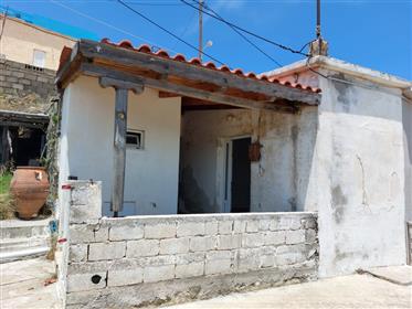 Селска къща с двор само на 12км от морето в Чамези, Сития, Източен Крит.