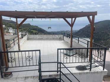Une maison de deux étages avec une vue imprenable sur la mer à Agios Stefanos, Makry Gialos, au sud-