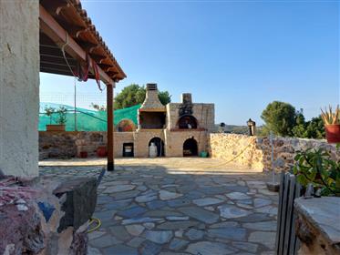 Groot stenen huis met tuin op slechts 2,5 km van de zee in Myrtidia-Sitia, Oost-Kreta.