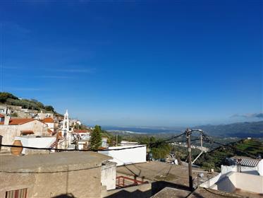 Dorpshuis op twee niveaus met uitzicht op de bergen en de zee in Chamezi, Sitia, Oost-Kreta.