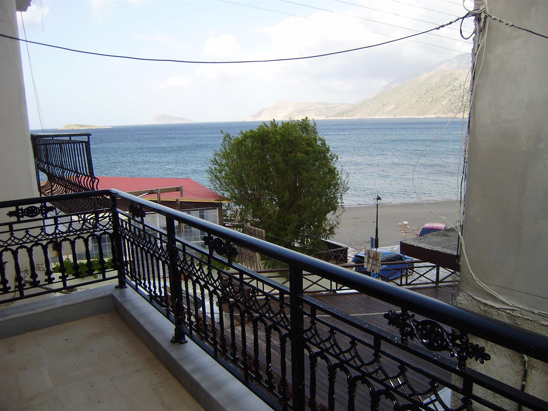 Maison jumelée sur 3 étages au bord de la mer à Pachia Ammos, Ierapetra, Est de la Crète.