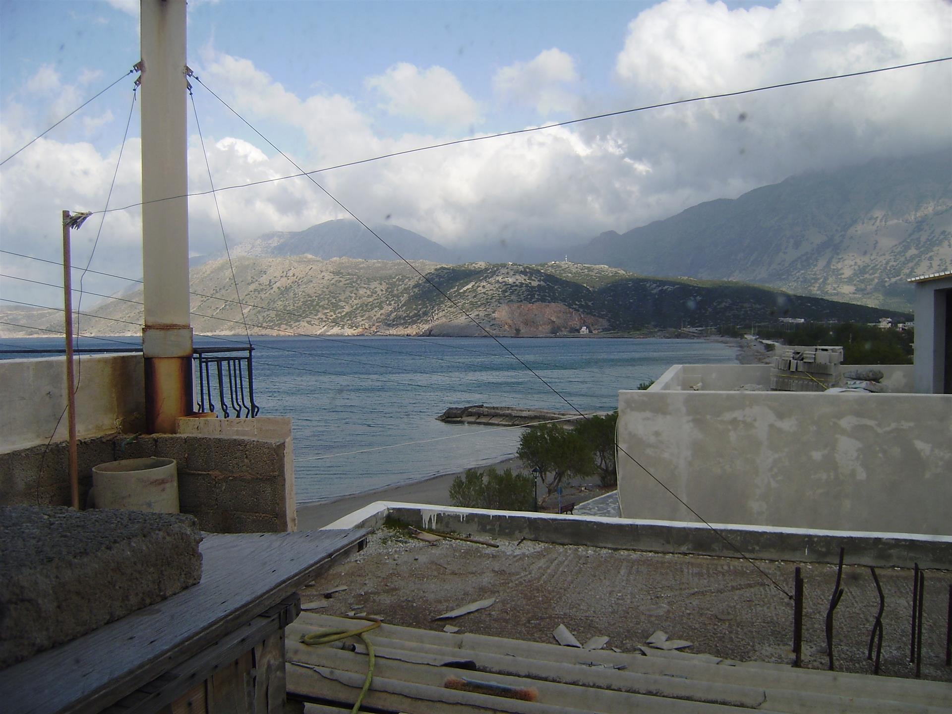 Maison jumelée sur 3 étages au bord de la mer à Pachia Ammos, Ierapetra, Est de la Crète.