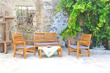 Une villa et un studio traditionnels uniques à Exo Apidi, Sitia, Est de la Crète.