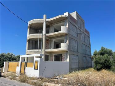Ημιτελές κτίριο τριών επιπέδων στην Ιεράπετρα, Ανατολική Κρήτη.
