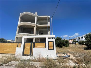 Edificio non finito su tre livelli a Ierapetra, Creta orientale.