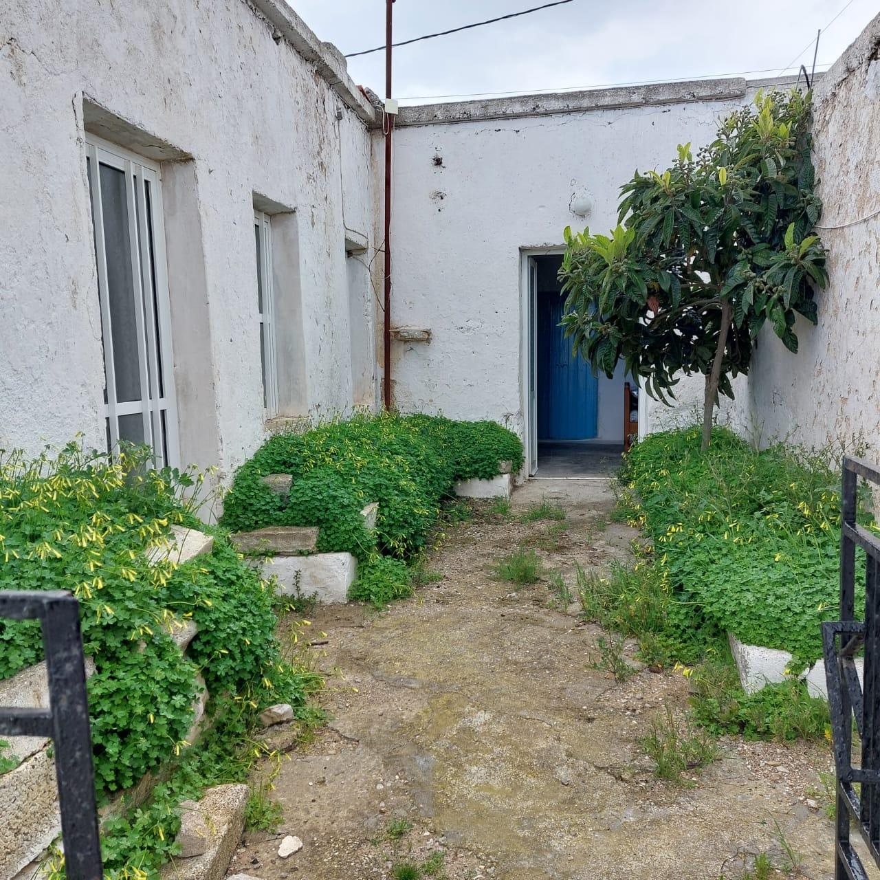 Maison en pierre avec grande cour de 15 m2 à seulement 10 km de la mer à Messa Apidi, Sitia, Est de 