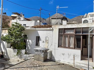 Lastros-Sitia:  Maison de village située à 7km de la mer.