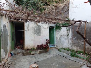 Stenen huis met binnenplaats op slechts 480 meter van de zee in Sitia, Oost-Kreta. 
