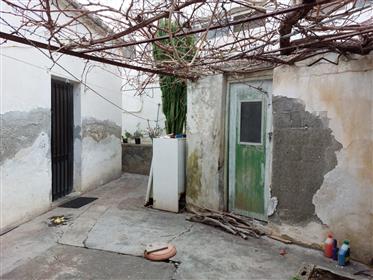 Stenen huis met binnenplaats op slechts 480 meter van de zee in Sitia, Oost-Kreta. 