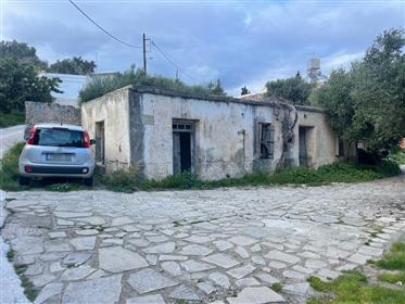 Haus mit Innenhof 7 km vom Meer entfernt in Stavrochori, Makry Gialos, Südostkreta.