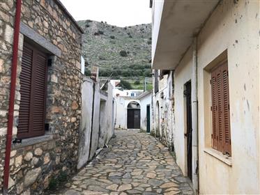  Limnes- Agios Nikolaos: Oude twee verdiepingen tellende traditionele residentie van 184 m², op sle