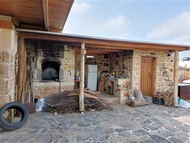 Maison en pierre avec grand terrain à bâtir à Sitia, Est de la Crète.