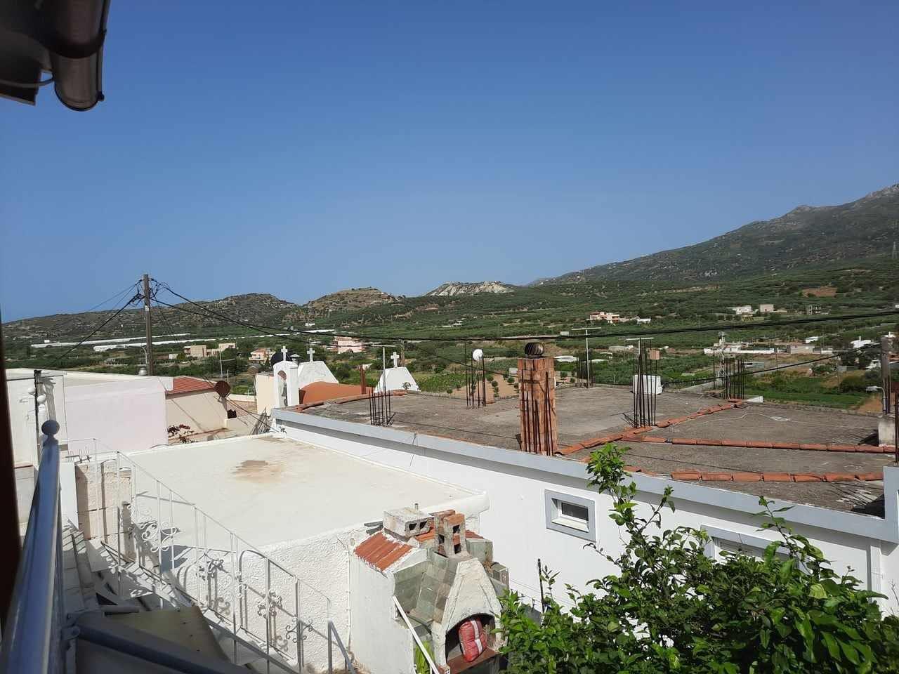 Grande maison sur deux étages à seulement 4 km de la mer à Piskokefalo, Sitia, Est de la Crète.