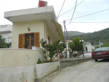 Voulismeni – Agiou Nikolaou: Hus på 55 kvm. Inne i byn Voulismeni, 11 kilometer från 