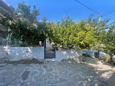 Haus mit Terrasse und Garten, 7 km vom Meer entfernt in Stavrochori, Makry Gialos, Südostkreta