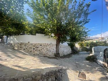 Maison avec terrasse et jardin, à 7km de la mer à Stavrochori, Makry Gialos, sud-est de la Crète. 