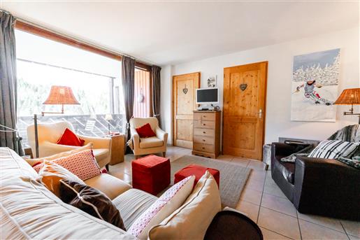 Spacious ski in / ski out appartment with a large balcony offering breathtaking views of the mountai