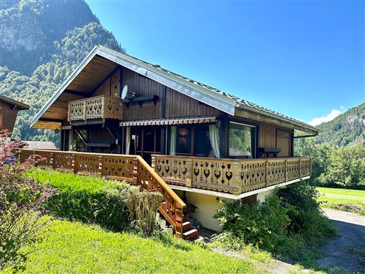 Pretty chalet ideally located in a peaceful hamlet with a magnificent view