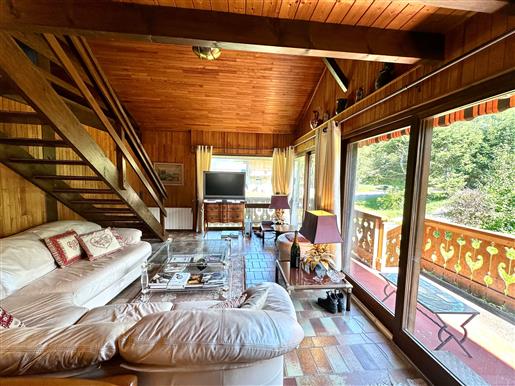 Pretty chalet ideally located in a peaceful hamlet with a magnificent view